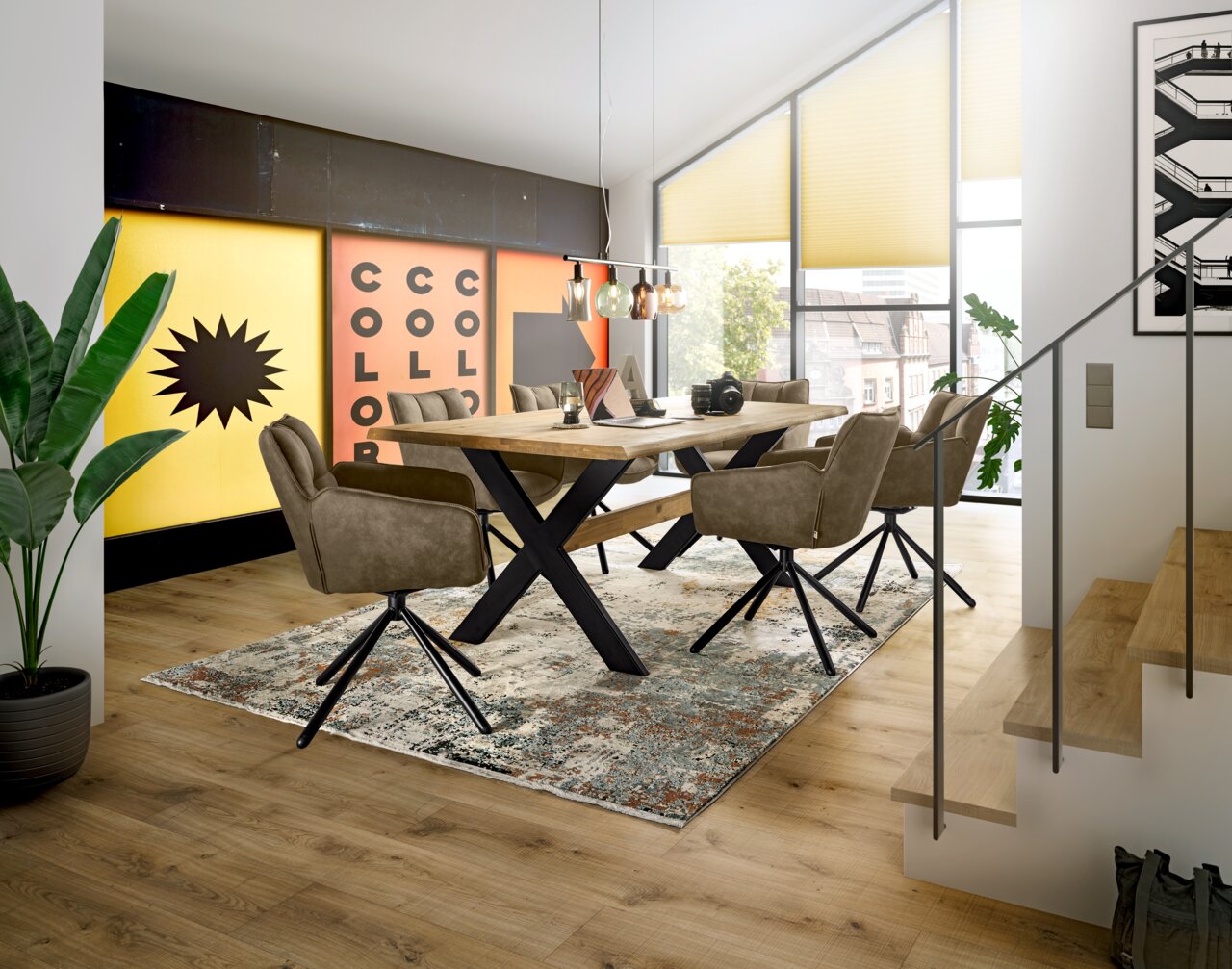 Set one by Musterring Armlehnstuhl FRISCO Moderner Essbereich mit drehbaren Armlehnstühlen der Serie FRISCO von Set One by Musterring, seitliche Perspektive.