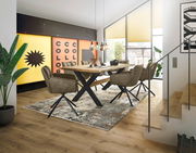 Moderner Essbereich mit drehbaren Armlehnstühlen der Serie FRISCO von Set One by Musterring, seitliche Perspektive.