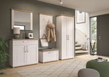 Garderobenschrank in moderner Diele, Perspektive von vorne, mit weißem Holzdesign und naturfarbenen Akzenten.