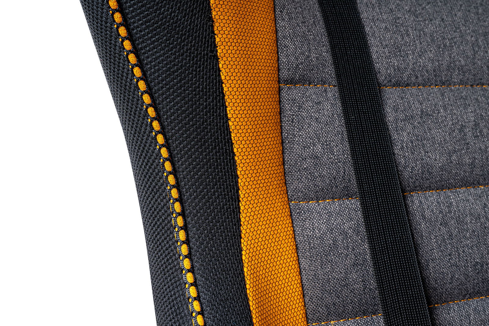 Nahaufnahme eines Gaming-Stuhls mit grauem Stoff, orangefarbenen Akzenten und schwarzem Gurtband.