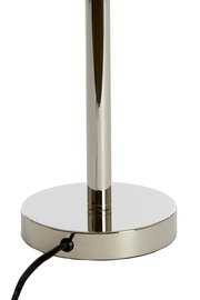 Nahaufnahme eines glänzenden, metallischen Lampenfußes mit rundem Sockel und schwarzem Kabel.