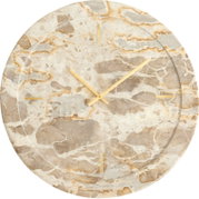 Vooraanzicht van een ronde wandklok met beige marmerlook, goudkleurige wijzers en minimalistische uurmarkeringen
