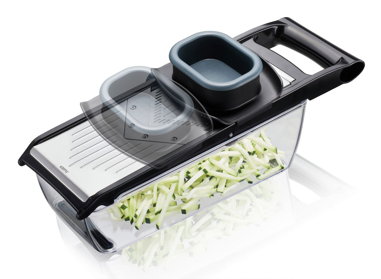 V-Hobel Julienne mit Auffangbehälter, seitliche Perspektive, zeigt geschnittene Zucchini-Streifen.