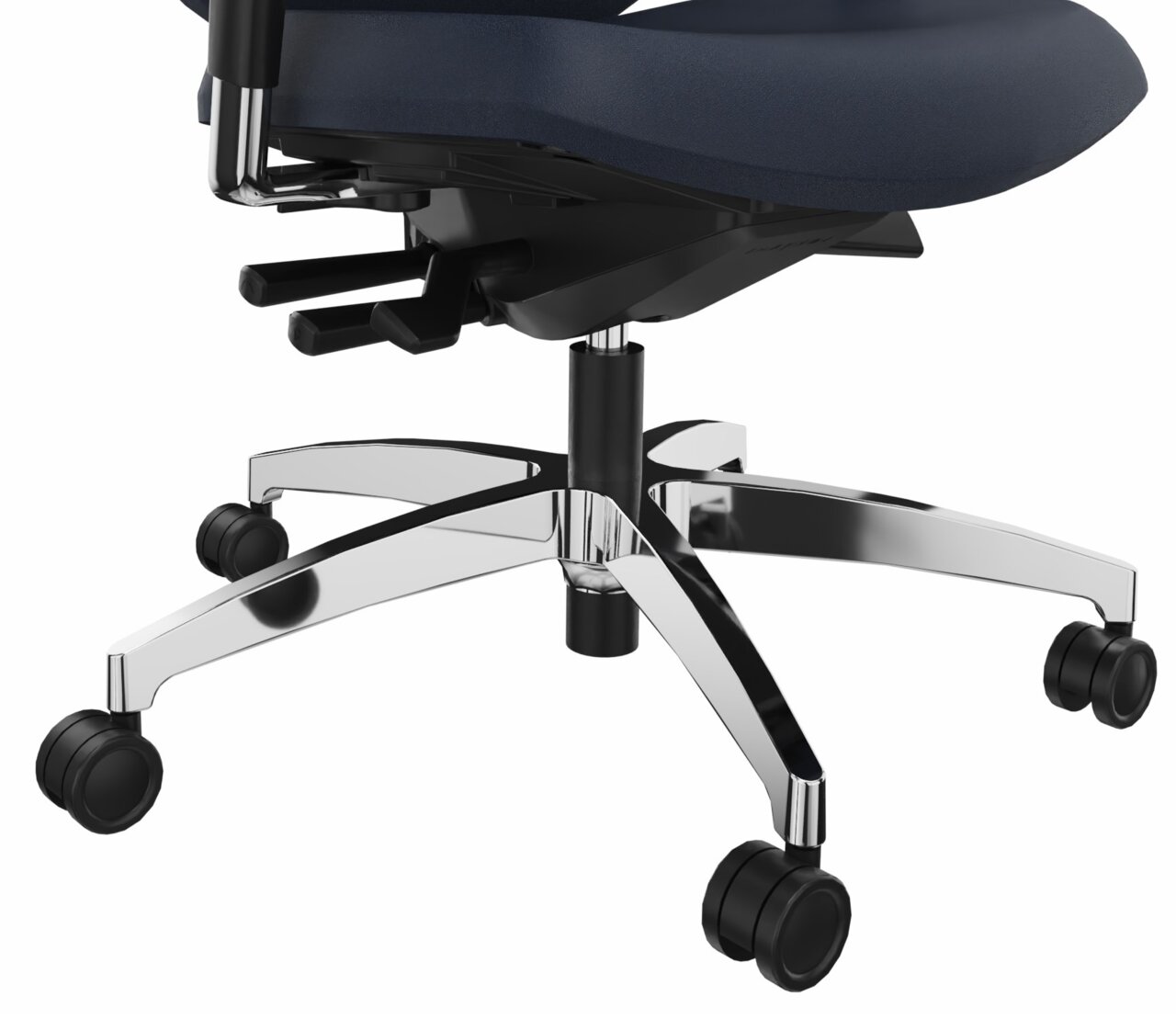 Nahaufnahme der Basis eines Drehstuhls mit verchromtem Fußkreuz und Rollen, seitliche Perspektive