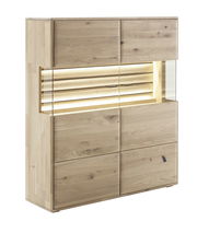 Hochwertiges Highboard aus hellem Holz mit Glas- und Beleuchtungselementen, seitliche Perspektive