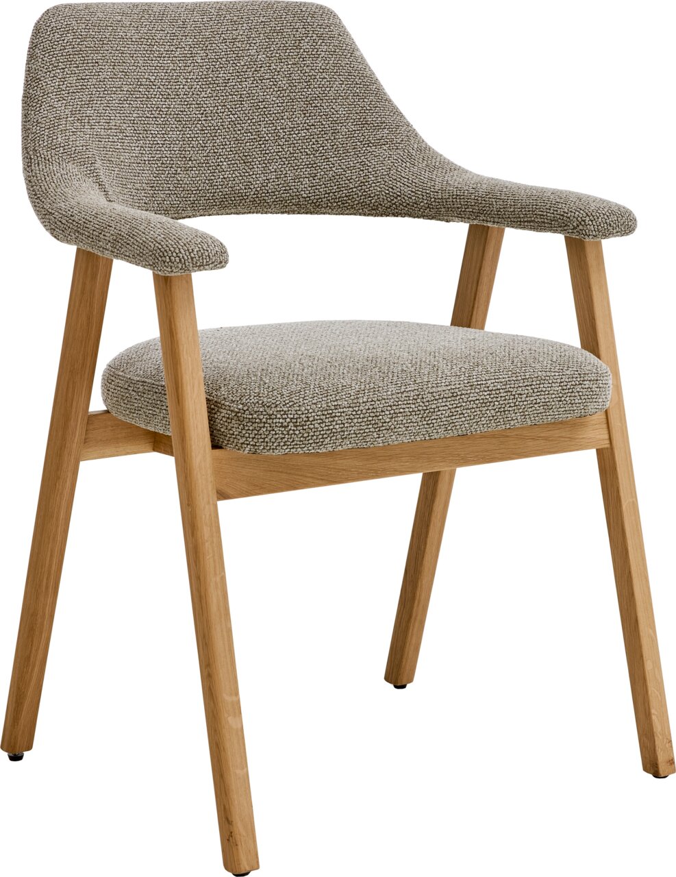 Gestoffeerde eetkamerstoel met grijze bouclébekleding, gebogen rugleuning en armleuningen, en een houten onderstel in eikenlook, vrijstaand op een witte achtergrond, schuin vooraanzicht.