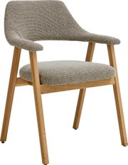 Gestoffeerde eetkamerstoel met grijze bouclébekleding, gebogen rugleuning en armleuningen, en een houten onderstel in eikenlook, vrijstaand op een witte achtergrond, schuin vooraanzicht.