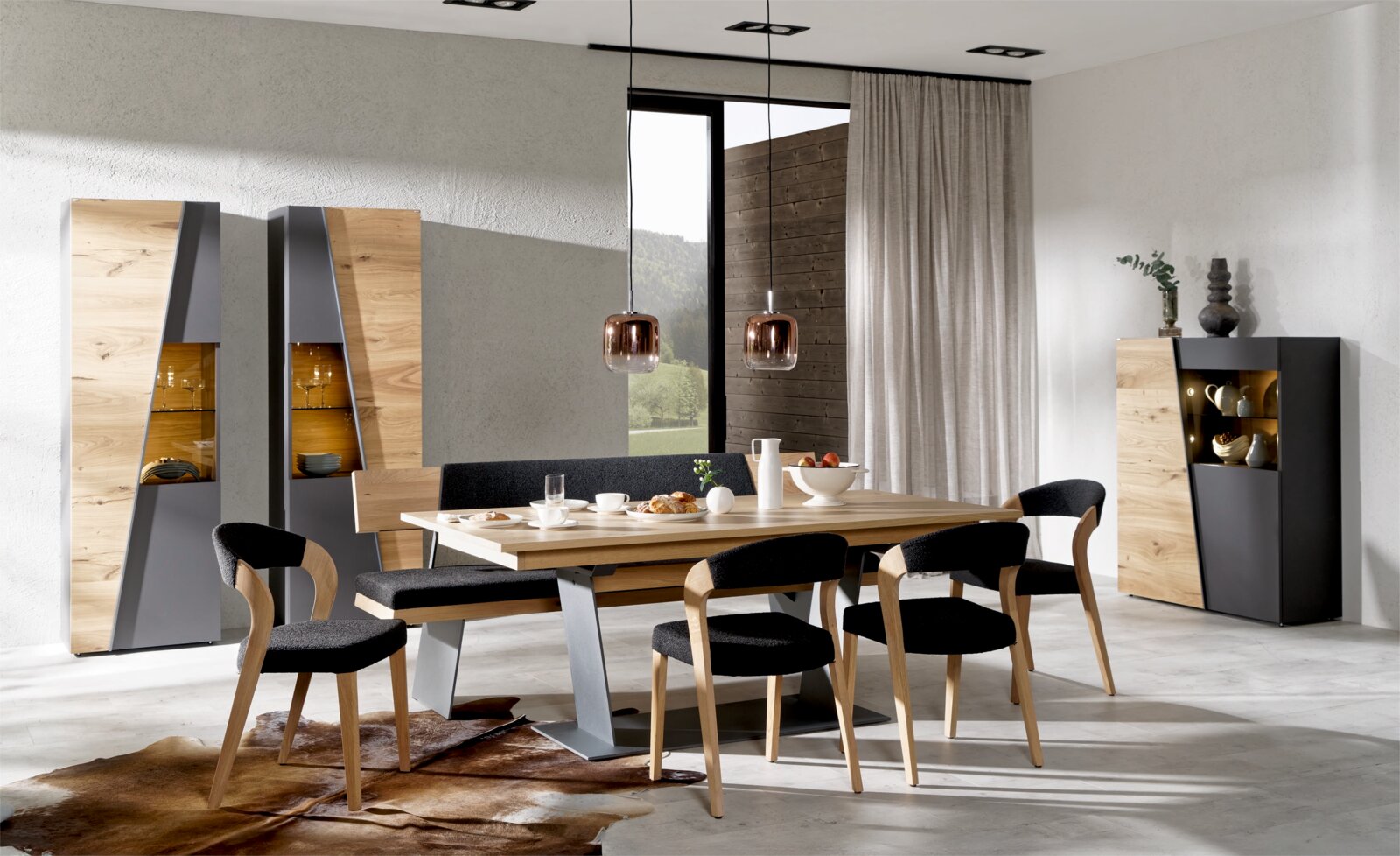 Modernes Highboard aus Holz und Metall in einem stilvollen Esszimmer, seitliche Perspektive