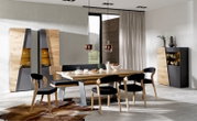 Modernes Highboard aus Holz und Metall in einem stilvollen Esszimmer, seitliche Perspektive