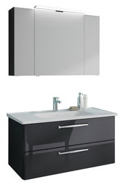 Moderner Badblock mit Spiegelschrank und Waschbecken, frontal betrachtet.