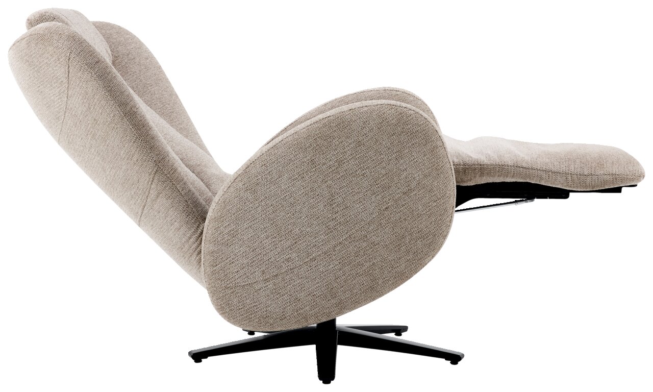 Seitenansicht eines beige Relaxsessels mit verstellbarer Rückenlehne und schwarzem Drehfuß.