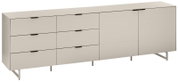 Modernes, breites Sideboard in Beige/Creme mit mehreren Schubladen und Türen, schwarzen Griffleisten und Metallfüßen, freigestellt auf weißem Hintergrund, Ansicht schräg von vorne (3/4-Perspektive).