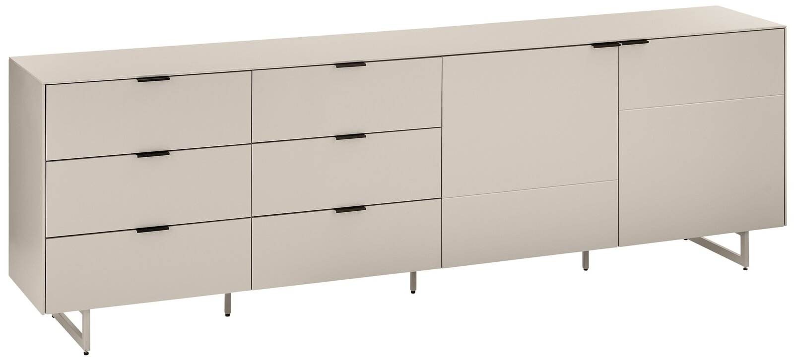 Modernes, breites Sideboard in Beige/Creme mit mehreren Schubladen und Türen, schwarzen Griffleisten und Metallfüßen, freigestellt auf weißem Hintergrund, Ansicht schräg von vorne (3/4-Perspektive).