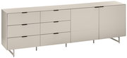 Modernes, breites Sideboard in Beige/Creme mit mehreren Schubladen und Türen, schwarzen Griffleisten und Metallfüßen, freigestellt auf weißem Hintergrund, Ansicht schräg von vorne (3/4-Perspektive).