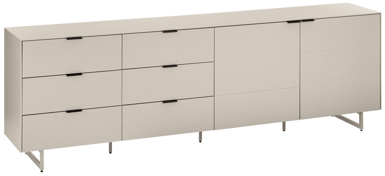 Modernes, breites Sideboard in Beige/Creme mit mehreren Schubladen und Türen, schwarzen Griffleisten und Metallfüßen, freigestellt auf weißem Hintergrund, Ansicht schräg von vorne (3/4-Perspektive).