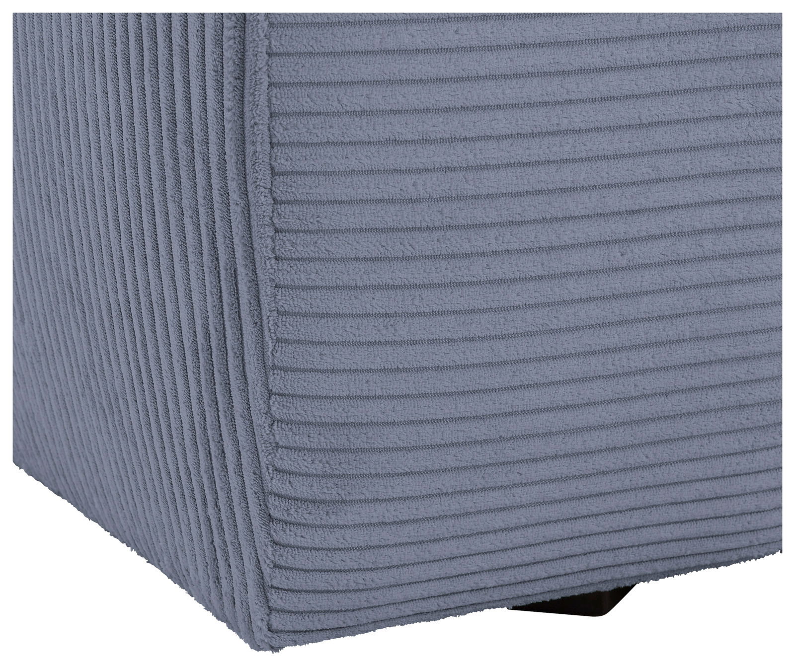 Z2 Big Sofa CASABLANCA Nahaufnahme eines grauen, gerippten Stoffes eines Big-Sofas, perspektivisch von der Seite aufgenommen.