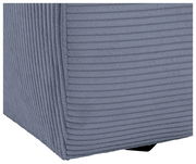 Nahaufnahme eines grauen, gerippten Stoffes eines Big-Sofas, perspektivisch von der Seite aufgenommen.