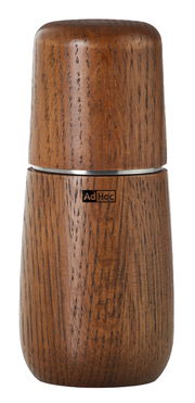 Vorderansicht einer eleganten Pfeffer- oder Salzmühle aus Holz mit glatter Oberfläche und dem Logo 'Ad Hoc'.