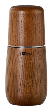 Vorderansicht einer eleganten Pfeffer- oder Salzmühle aus Holz mit glatter Oberfläche und dem Logo 'Ad Hoc'.