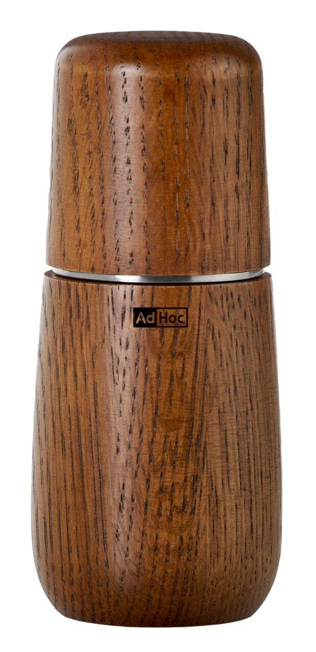 Vorderansicht einer eleganten Pfeffer- oder Salzmühle aus Holz mit glatter Oberfläche und dem Logo 'Ad Hoc'.
