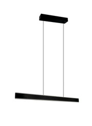 Schwarze, minimalistische LED-Pendelleuchte mit langem, rechteckigem Lichtbalken an zwei dünnen Kabeln und rechteckigem Deckenbaldachin, freigestellt auf weißem Hintergrund, Perspektive: leicht schräg von vorne