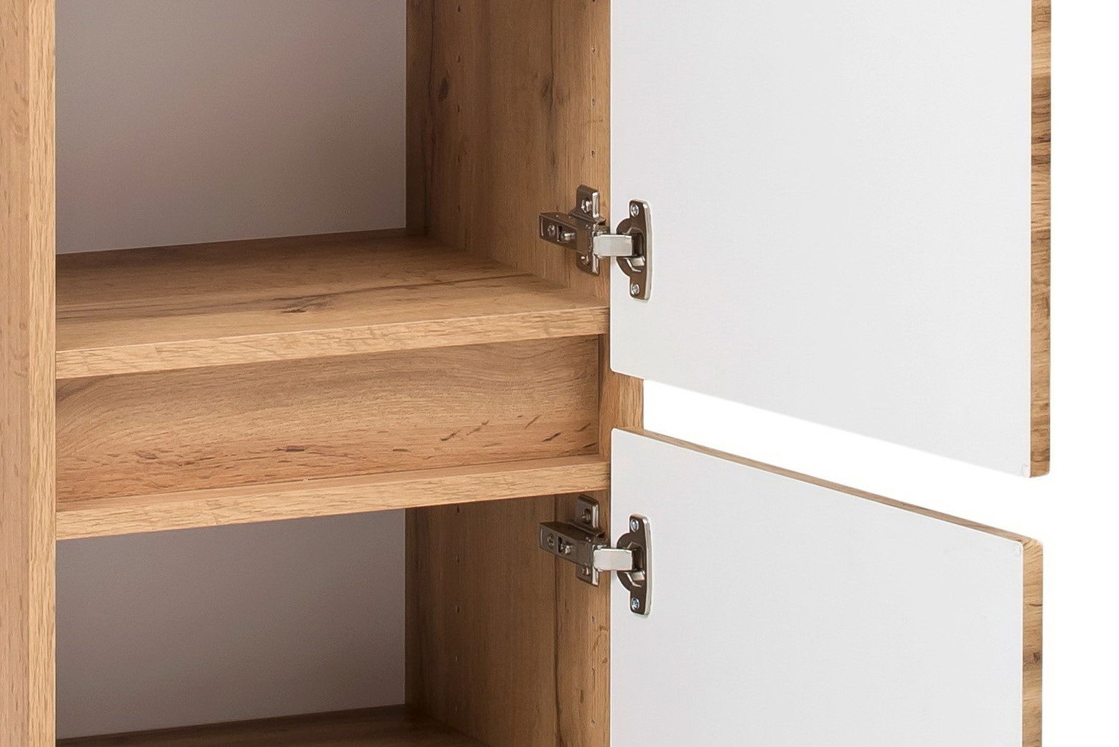 Nahaufnahme eines geöffneten Midischranks mit Holzböden und weißen Türen, von der Seite betrachtet.