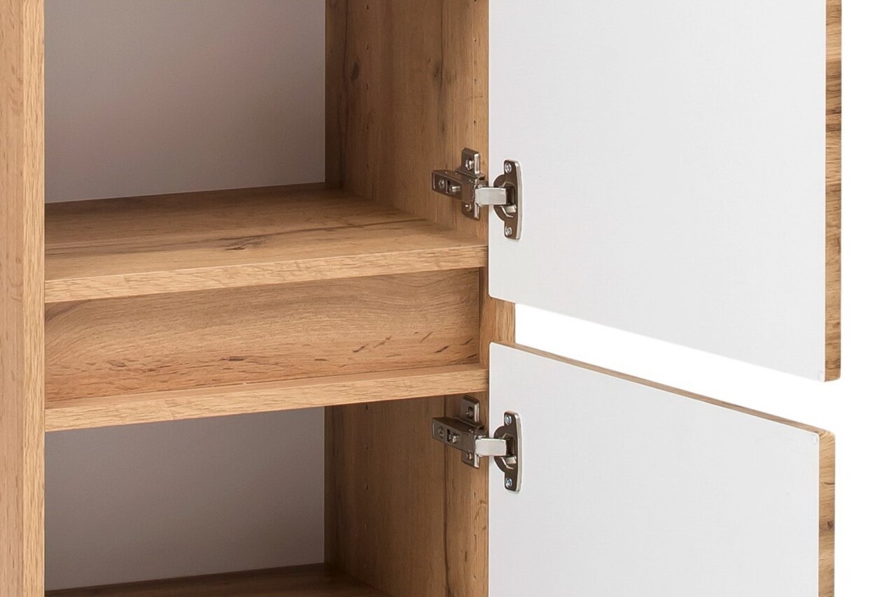 Nahaufnahme eines geöffneten Midischranks mit Holzböden und weißen Türen, von der Seite betrachtet.