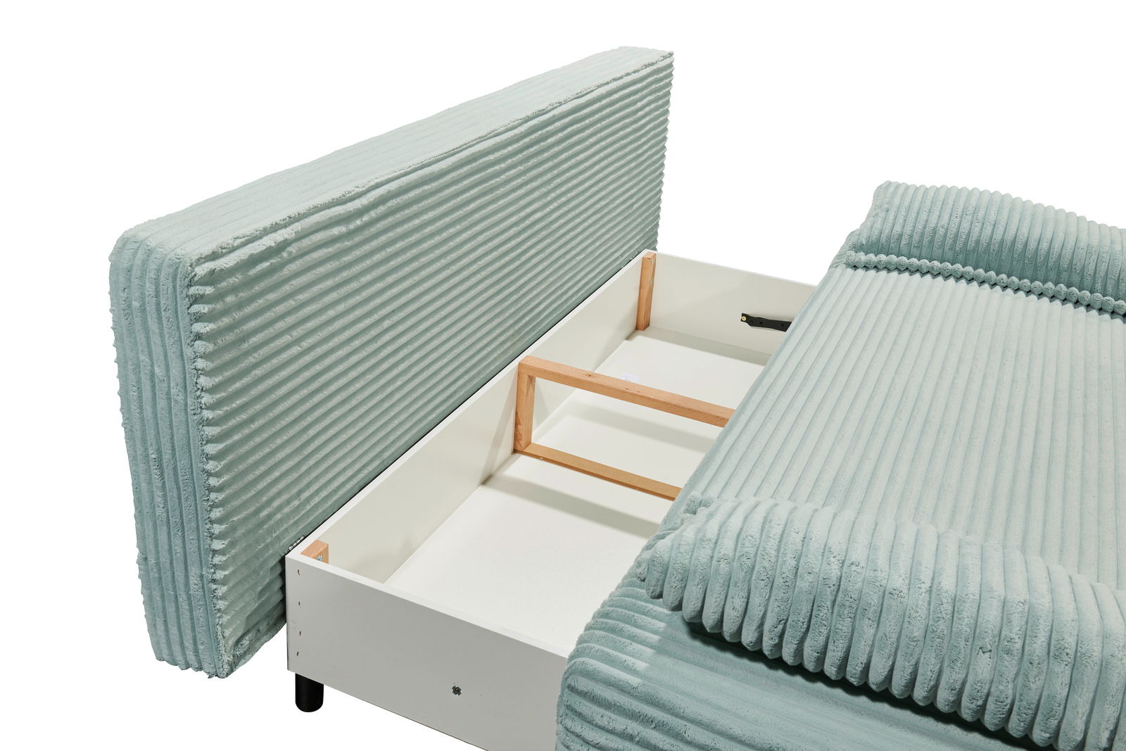 Detailansicht eines Funktionssofas mit hellgrünem, geripptem Stoffbezug und geöffneter Stauraumfunktion.