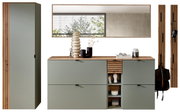 Garderoben-Set DIANA in Schilfgrün mit Holzdetails, bestehend aus einem hohen Schrank, einer Kommode mit Spiegel und zwei Wandpaneelen. Frontalansicht.