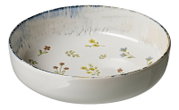 Flache weiße Keramikschale mit zartem Blumenmuster und blau akzentuiertem Rand, aus schräger Vorderansicht