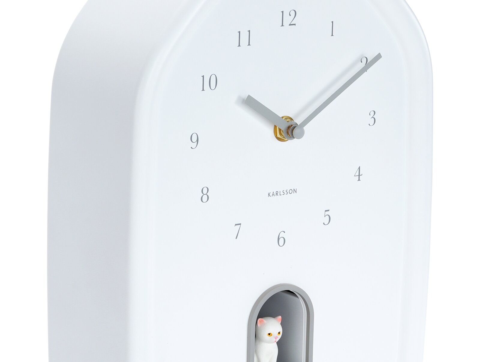 Weiße Wanduhr mit minimalistischen Ziffern und einer kleinen Katzenfigur in einer Nische, seitliche Perspektive