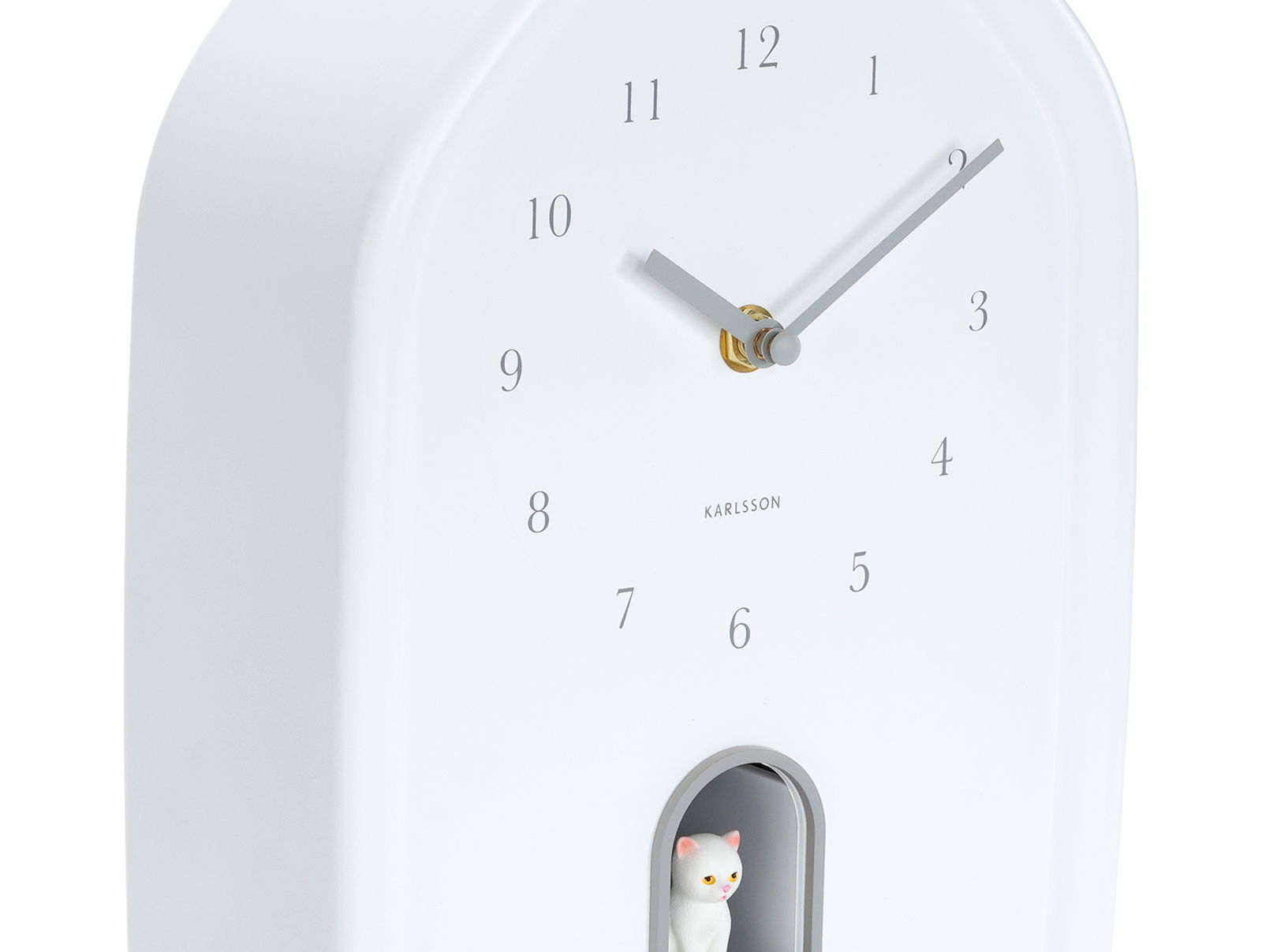 Weiße Wanduhr mit minimalistischen Ziffern und einer kleinen Katzenfigur in einer Nische, seitliche Perspektive