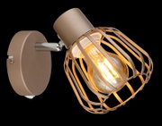 Moderne Wandlampe/Spot in Taupe mit Metallgitter-Lampenschirm und sichtbarem Filament-Leuchtmittel, warm leuchtend, in schräger Seitenansicht vor schwarzem Hintergrund