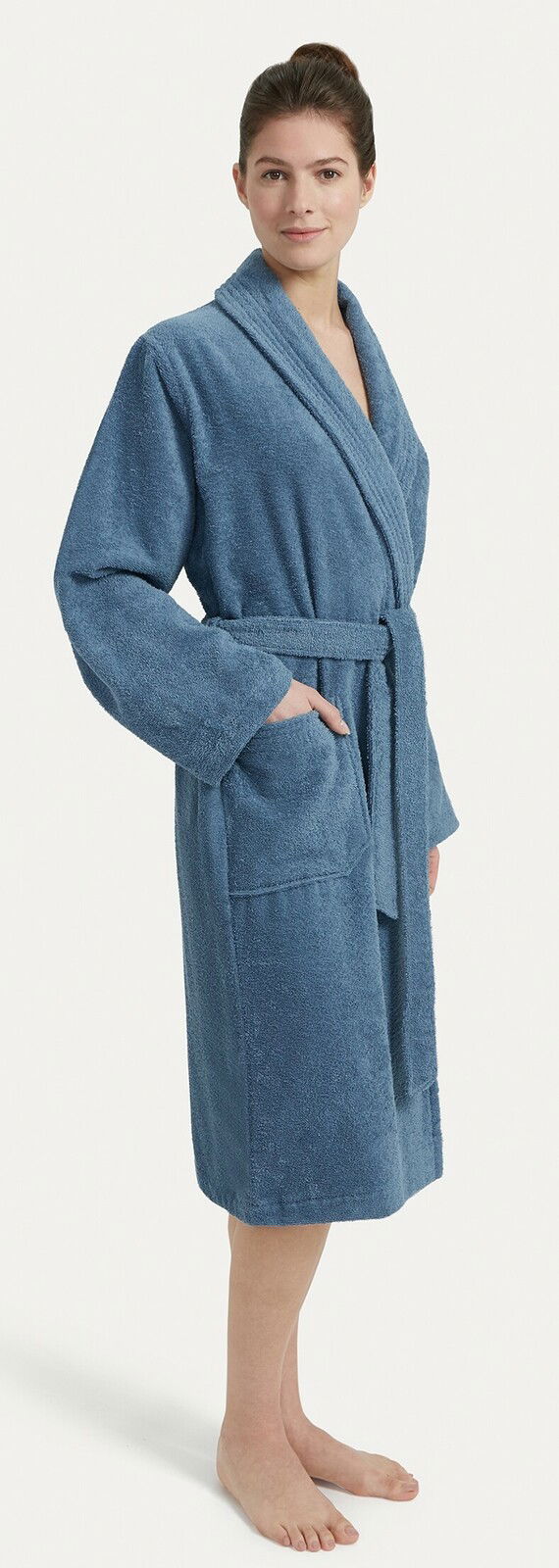 Frau in einem blauen Bademantel mit Schalkragen, seitliche Perspektive