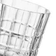 Nahaufnahme eines Whiskyglases SPIRITII 360 ml mit facettiertem Design, seitliche Perspektive