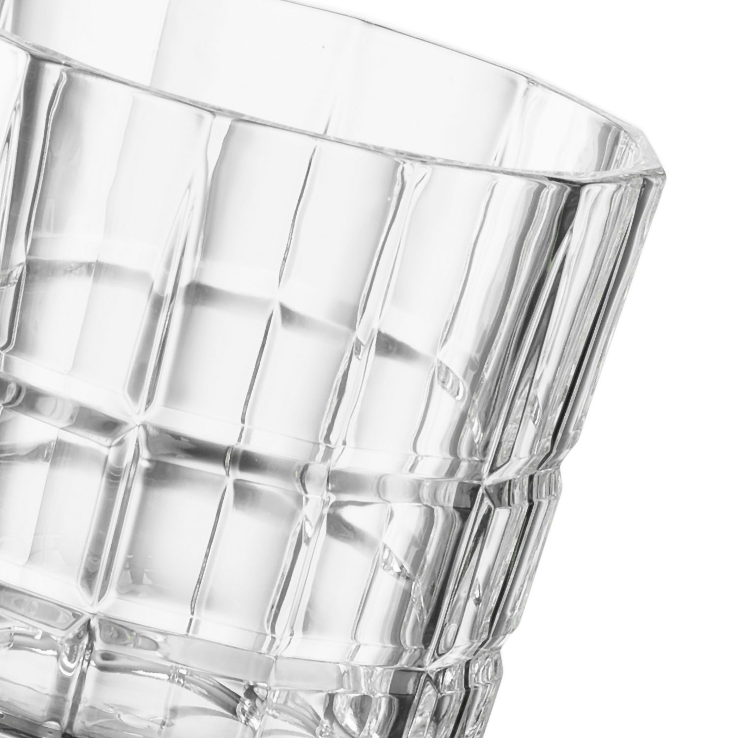 Nahaufnahme eines Whiskyglases SPIRITII 360 ml mit facettiertem Design, seitliche Perspektive