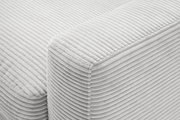 Nahaufnahme einer hellgrauen, gerippten Stoffoberfläche eines Longchairs, perspektivisch von oben fotografiert.
