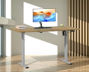 Elektrisch höhenverstellbarer Schreibtisch mit Holzoptik-Tischplatte und silbernem Metallgestell, im modernen Raum mit Monitor und Tastatur, frontale Perspektive auf das Produkt