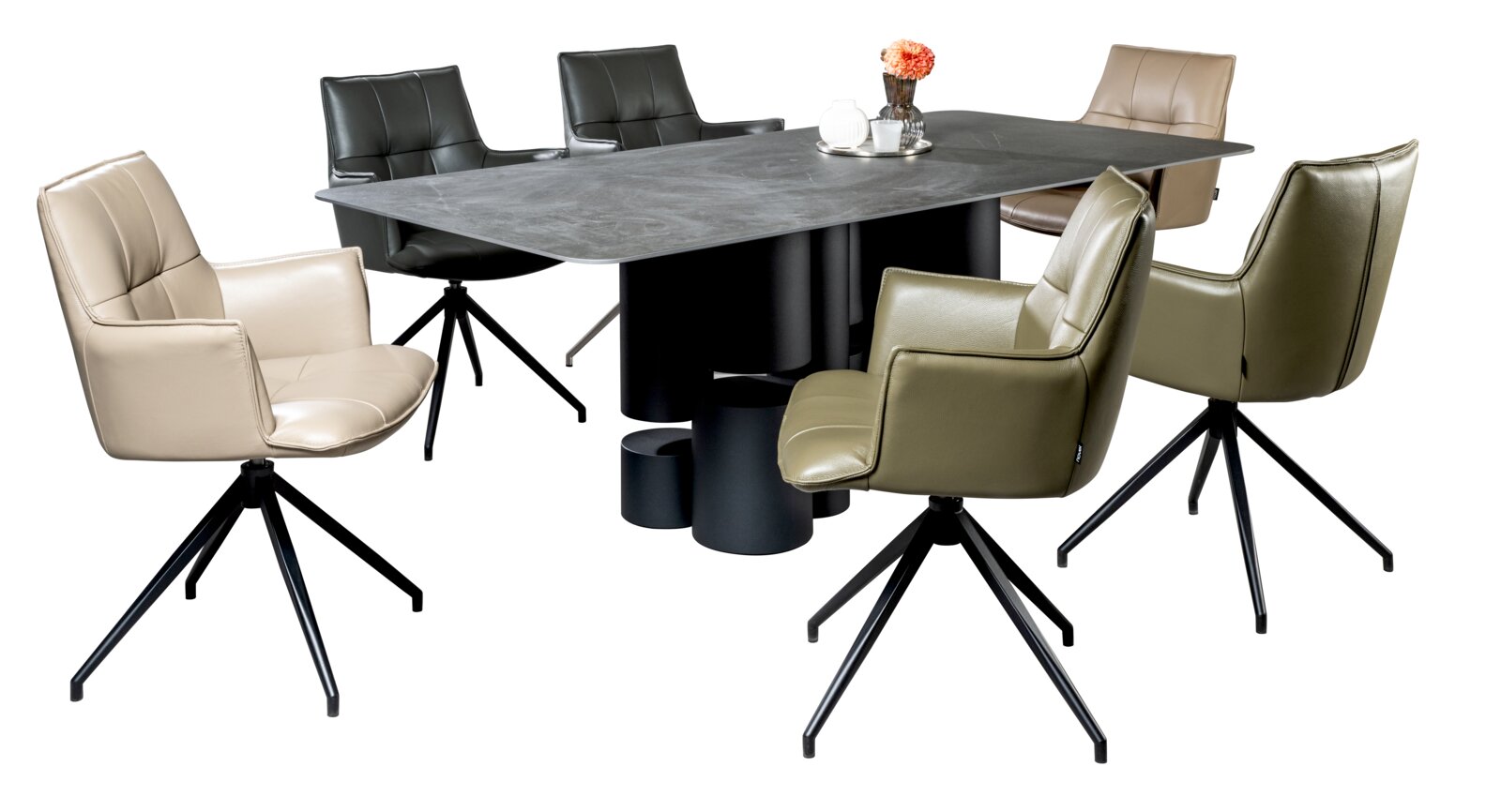 Novel Sessel OSAKA 5.0 Moderner Esstisch mit grauer, rechteckiger Tischplatte und schwarzem Zylinderfuß, umgeben von fünf gepolsterten Dreh-Armlehnstühlen in Beige, Schwarz, Taupe und Olivgrün; Perspektive: schräg von vorn (3/4-Ansicht) vor weißem Hintergrund.