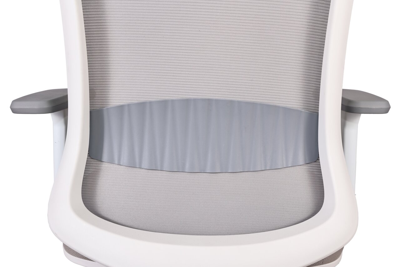 Rückansicht eines modernen Drehstuhls mit grauem Netzrücken und weißen Armlehnen.