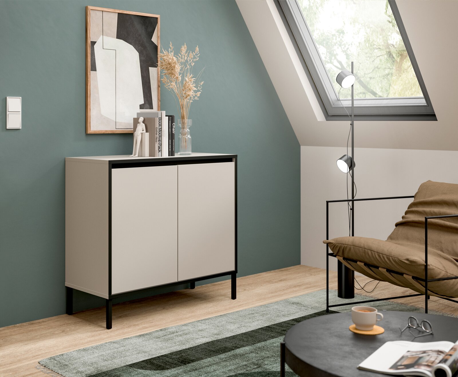 Moderne Kommode in einem stilvollen Wohnzimmer mit schrägem Dachfenster, dekoriert mit Kunstobjekten und Trockenblumen, seitliche Perspektive.