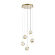Moderne LED-Hängeleuchte mit fünf kugelförmigen, goldenen und gläsernen Lampenschirmen, von unten betrachtet.