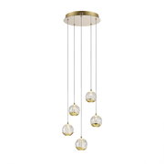 Moderne LED-Hängeleuchte mit fünf kugelförmigen, goldenen und gläsernen Lampenschirmen, von unten betrachtet.