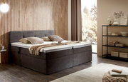 Boxbett mit Motor in einem modernen Schlafzimmer, seitliche Perspektive