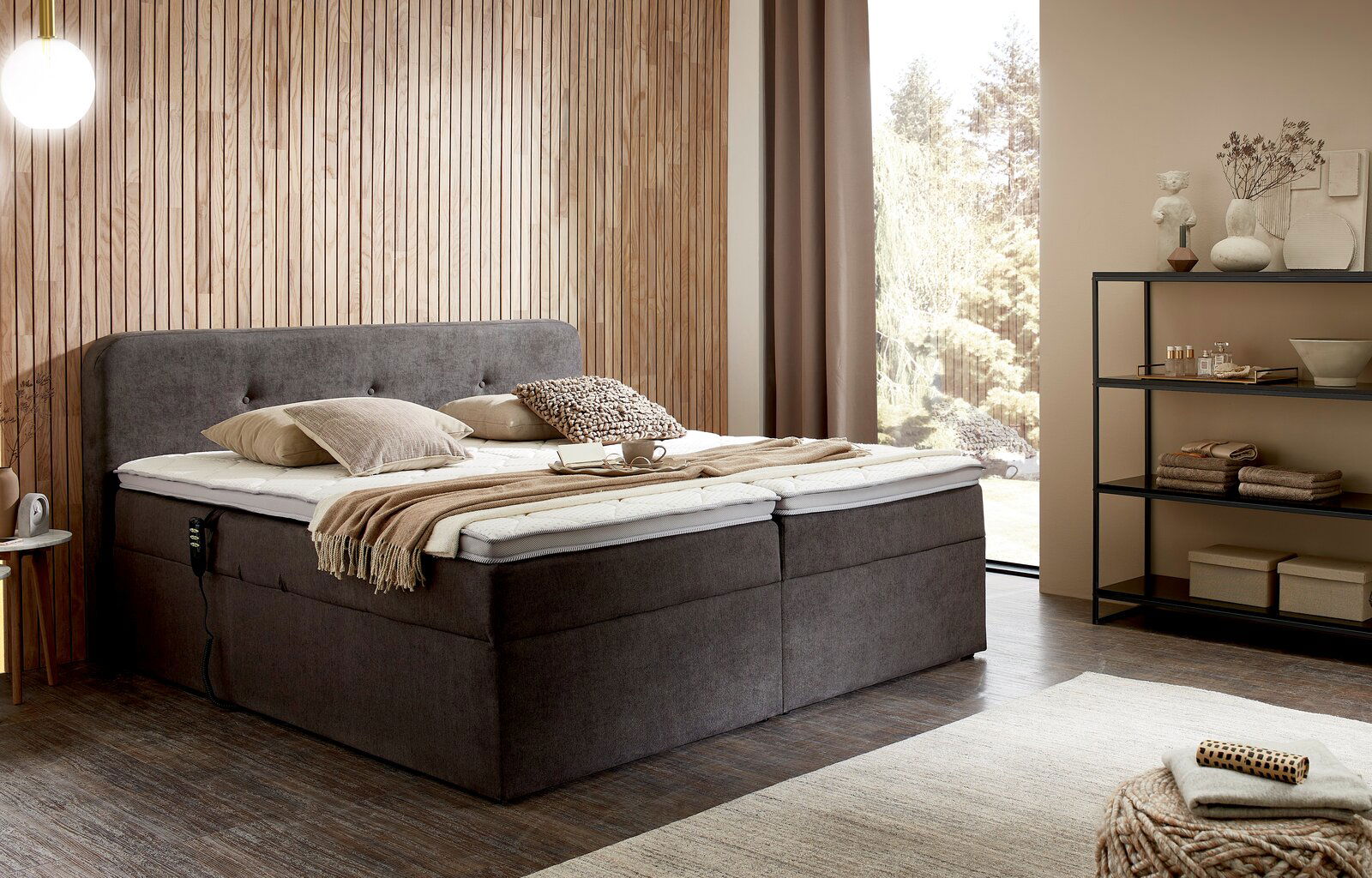 Boxbett mit Motor in einem modernen Schlafzimmer, seitliche Perspektive