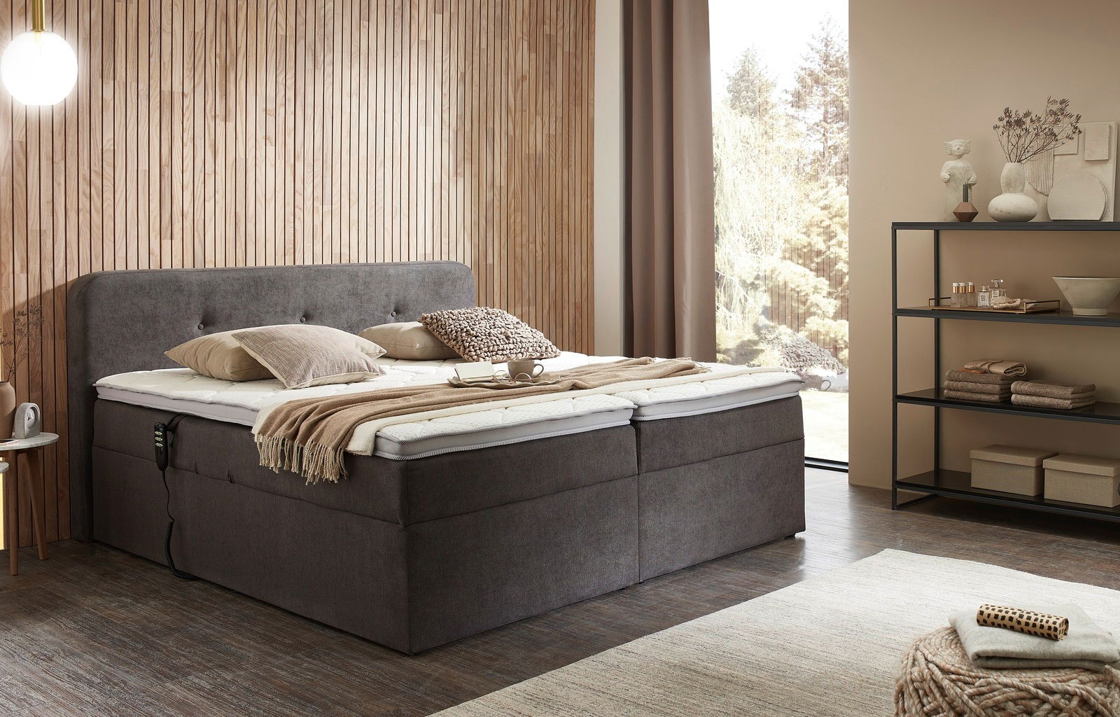 Boxbett mit Motor in einem modernen Schlafzimmer, seitliche Perspektive