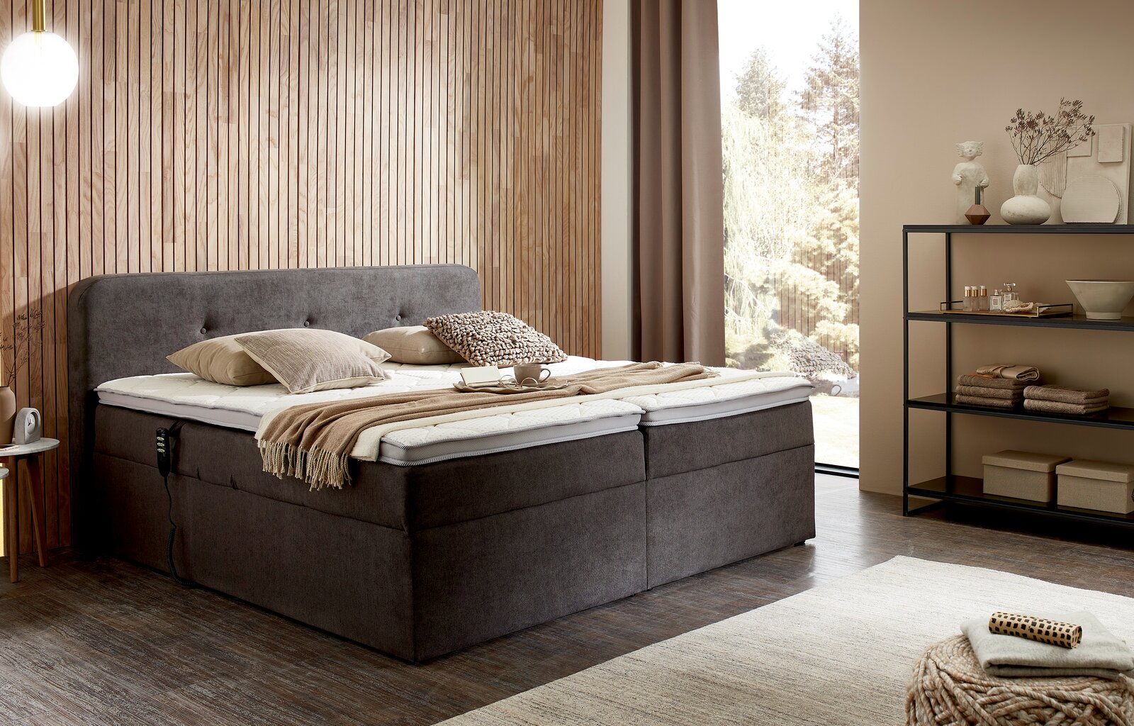 Boxbett mit Motor in einem modernen Schlafzimmer, seitliche Perspektive