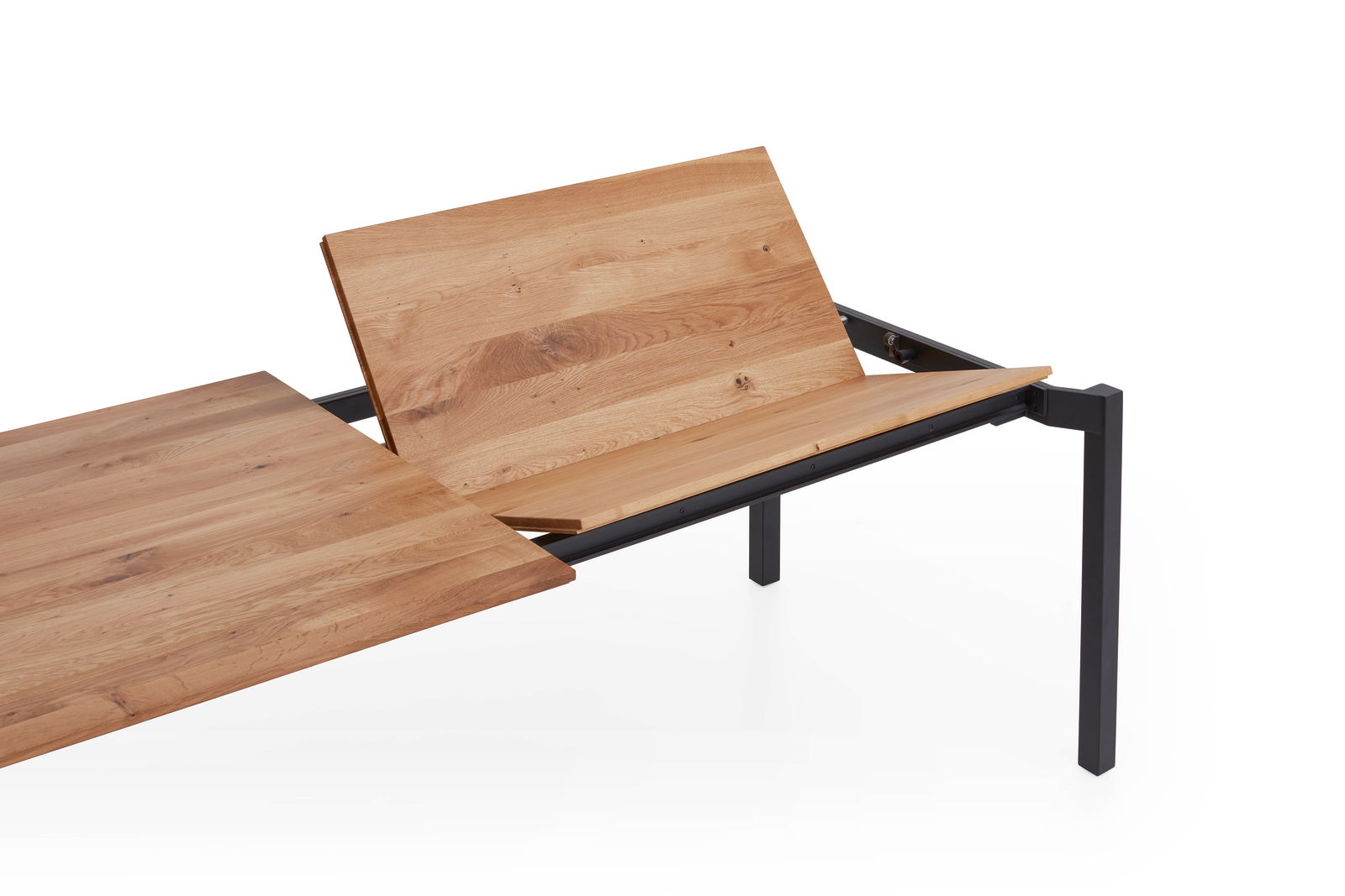 Esstisch mit ausziehbarer Holzplatte und schwarzem Metallgestell, seitliche Perspektive