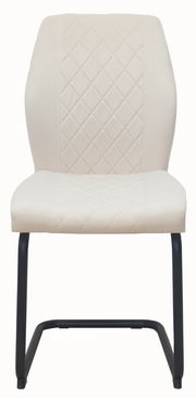 Moderner Schwingstuhl mit cremefarbenem, gestepptem Bezug und schwarzem Metallgestell, Frontalansicht.