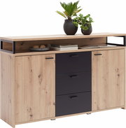 Modernes Sideboard aus Holz mit schwarzen Schubladen und Türen, dekoriert mit Pflanzen und Zeitschriften, frontal betrachtet.